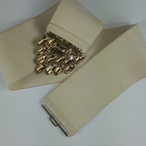 Fashion belt, creme stretch belt, has Beautiful gold buckle. - Picture 6 of 6